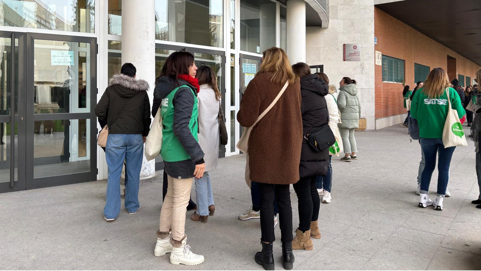 Delegadas de SATSE atienden a aspirantes en el examen de la OPE de estabilización de enfermeras de Sacyl el 1 de diciembre de 2024